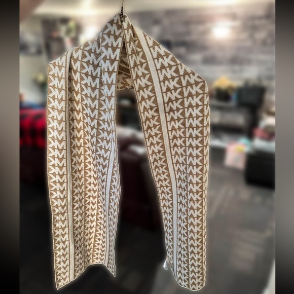 Michael Kors Winter Scarf - Picture 2 of 2